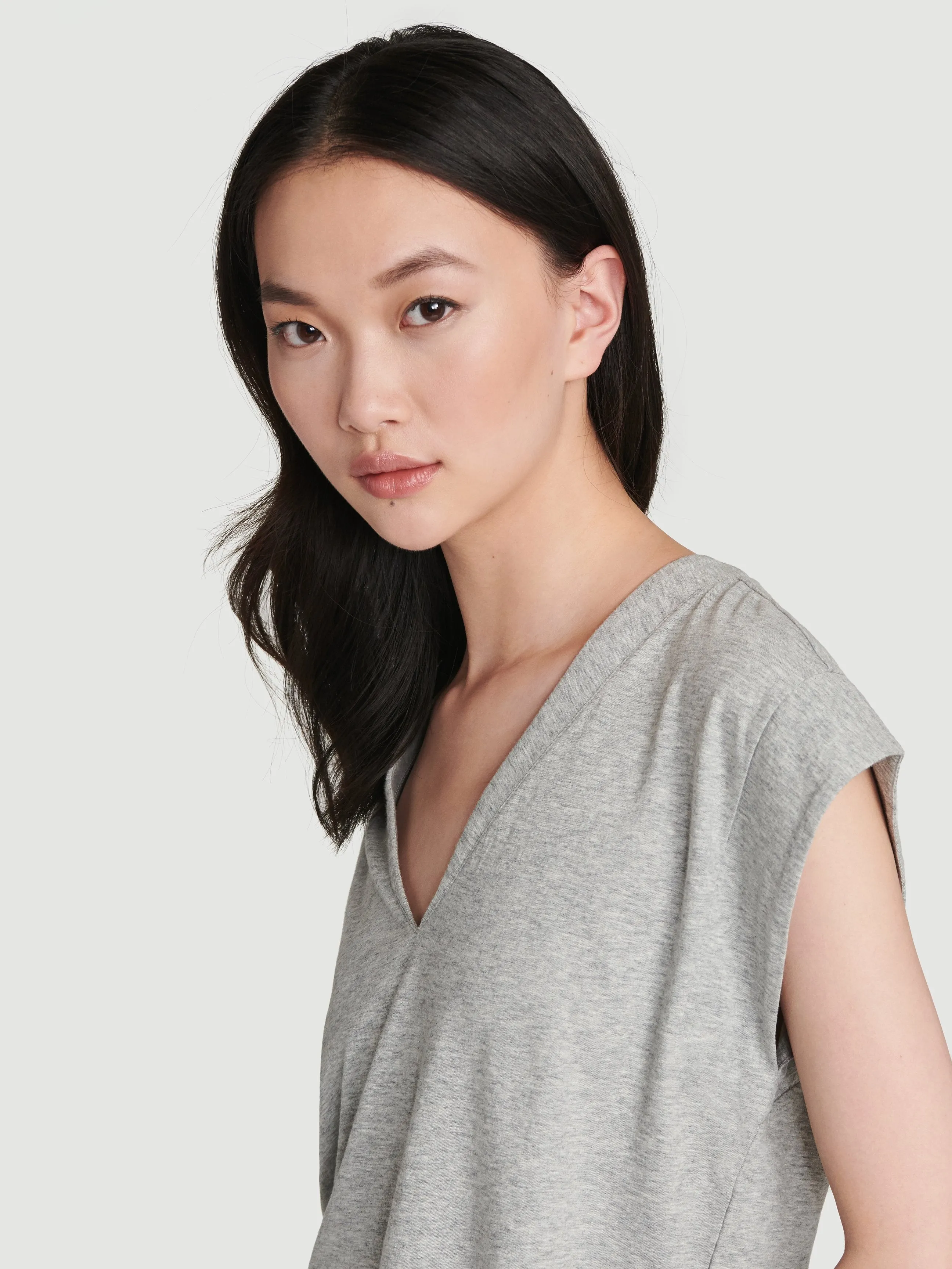 Le High Rise V Neck Tee -- Gris Heather